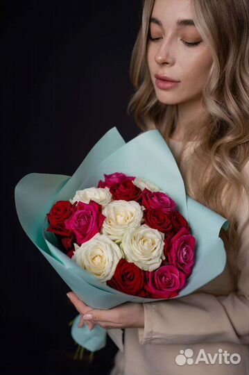 Букет из роз ассорти в дизайнерской упаковке