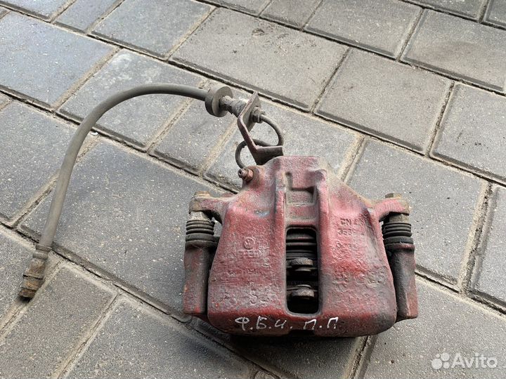 Суппорт перед правый Фольксваген Пассат Б3-Б4