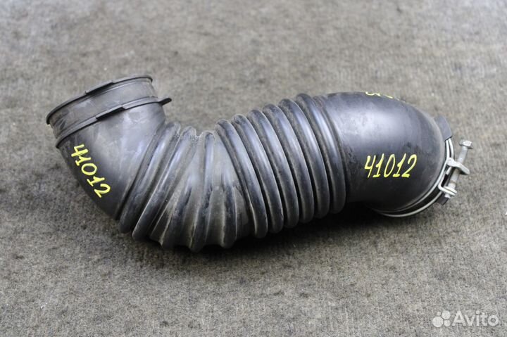 Патрубок воздухозаборника Toyota RAV4 ZCA25 1zzfe