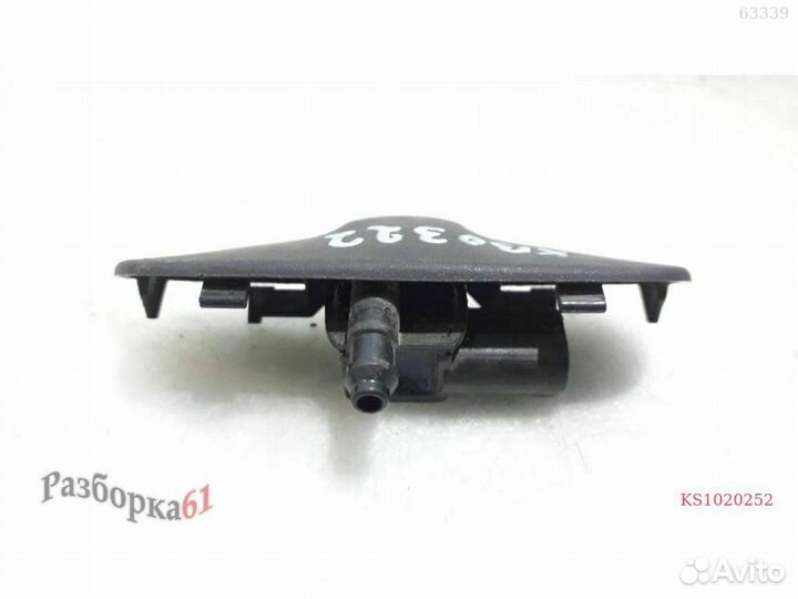 Форсунка омывателя стекла audi A4 B8. 3-х струйная