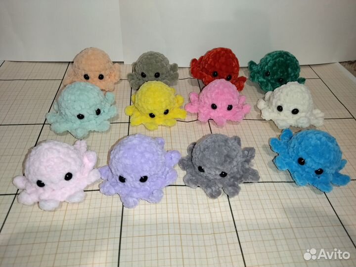 Вязаный брелок-осьминожек ручной работы