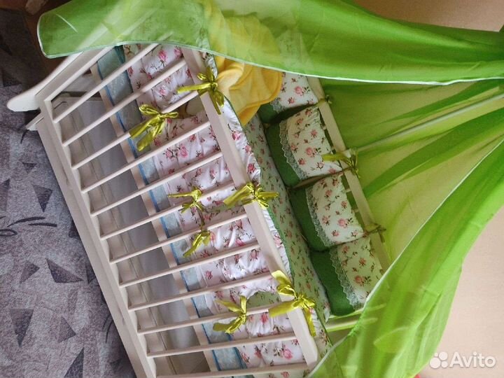 Детская кроватка с маятником