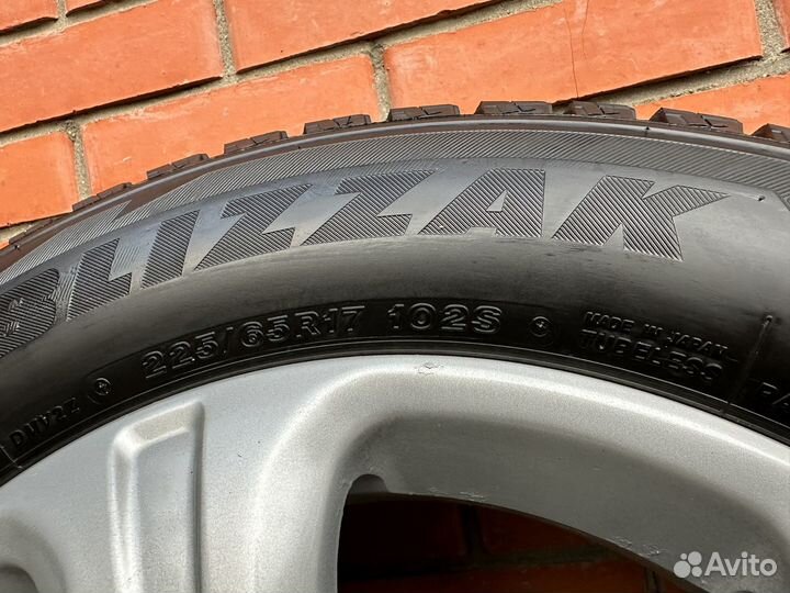 Bridgestone Blizzak DM-V2 225/65 R17