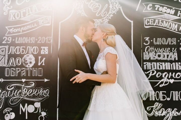 Аренда стульев, доска для фотозоны на свадьбу