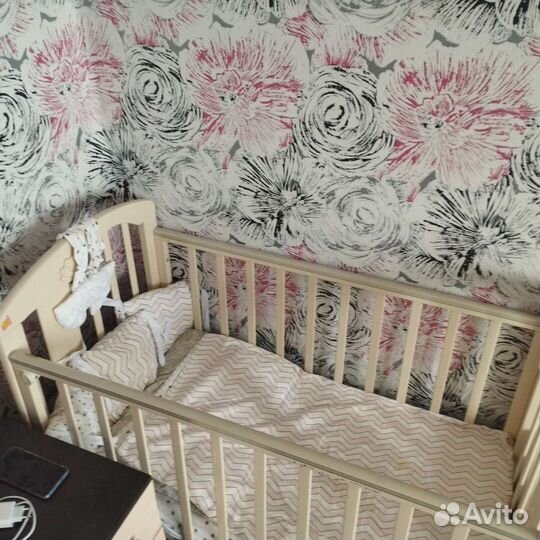 Детская кроватка с маятником