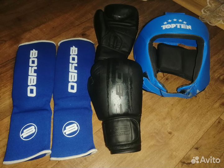 Боксерский шлем и перчатки