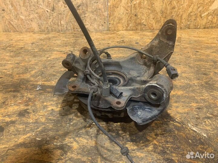 Кулак задний правый Audi Q7 4L 2008