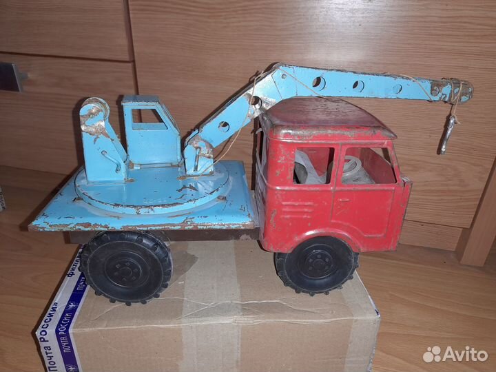 Машинки СССР: подъемный кран змпи и фургончик