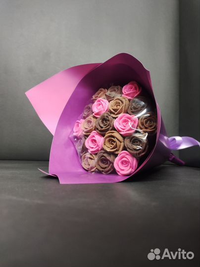 Букет - 19 Роз из Трёх Видов Шоколада