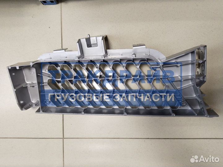 Накладка подножки Вольво Фш4 правая