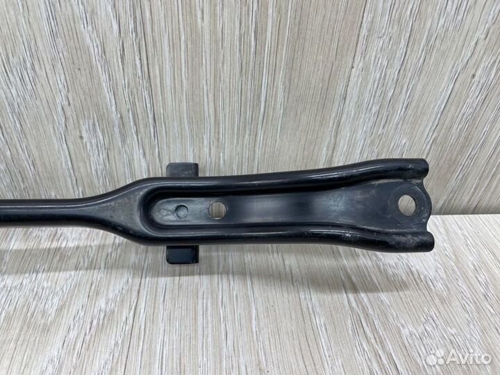 Крепление аккумулятора Toyota Land Cruiser J200