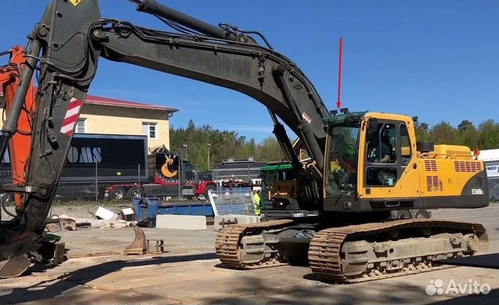 Стекло правое у стрелы на экскаватор Volvo EC 360