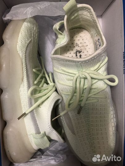 Кроссовки женские 39