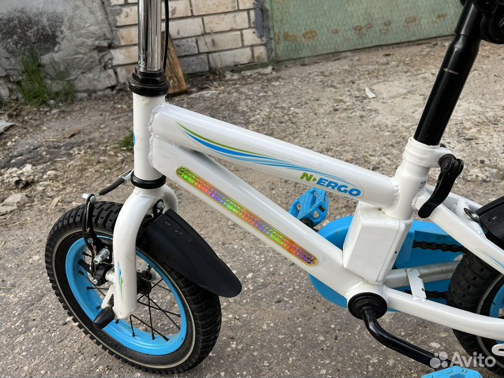 Детский велосипед с дополнительными колесами