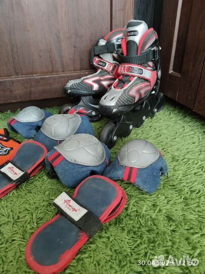 Роликовые коньки и комплект защиты