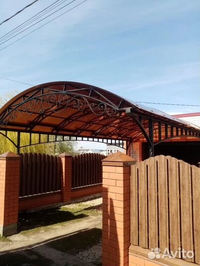 Металлический навес для машины