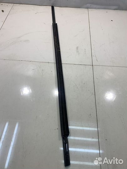 Уплотнитель стекла двери (задний, левый, внешний)