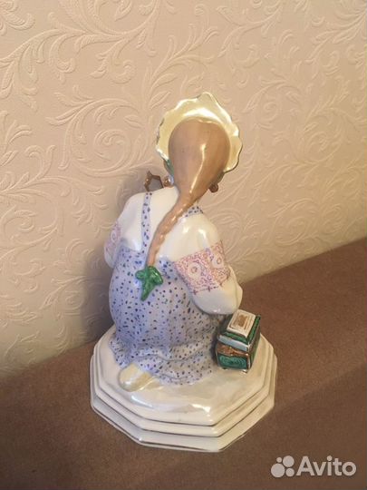 Фарфоровая статуэтка