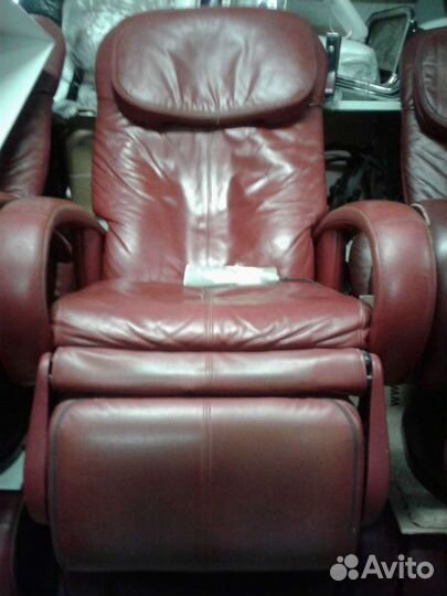 Кожаное кресло массажно - педикюрное