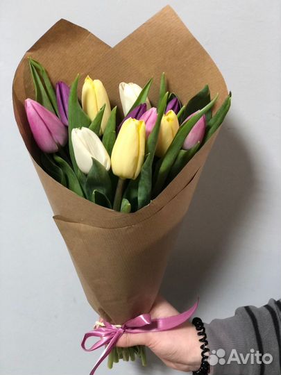 Тюльпаны на 8 марта в упаковке