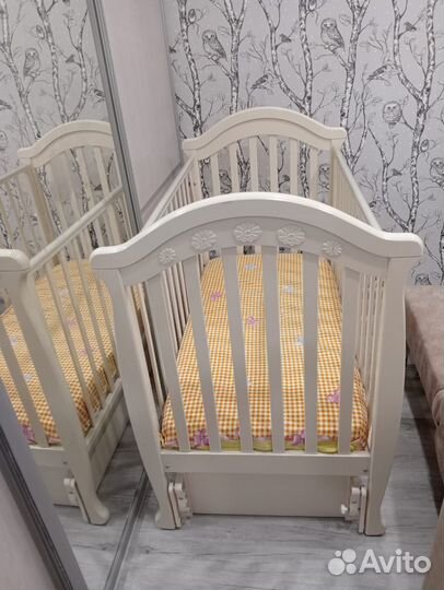 Детская кроватка с маятником и ящиком