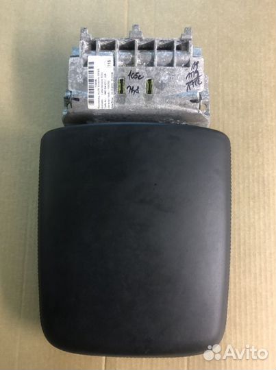 Крышка центрального подлокотника Audi Q7 4M