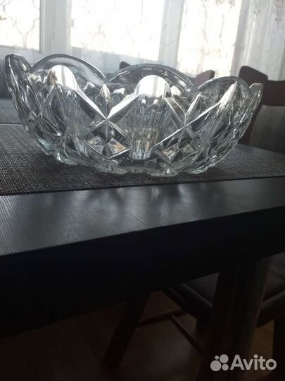 Ваза хрустальная очень большая. Необычно красивая