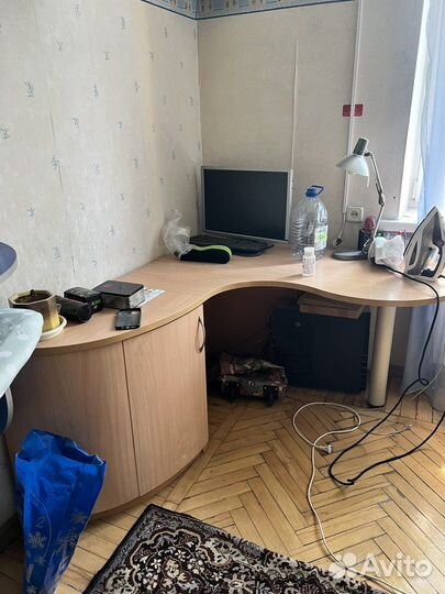 Компьютерный стол с полками