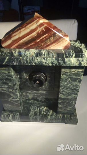 Часы из яшмы