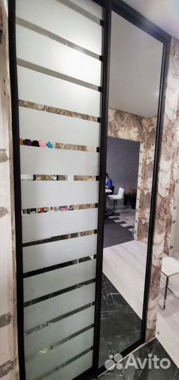 Двери купе с матовыми полосками на зеркале № 4027