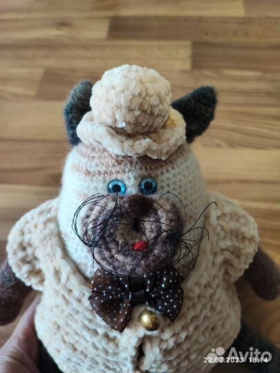 Вязаная игрушка котик