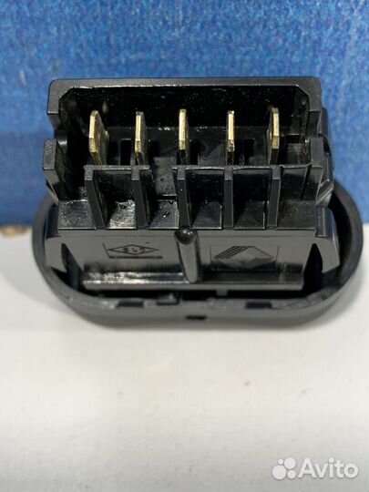 Кнопка блокировки салона Renault sandero