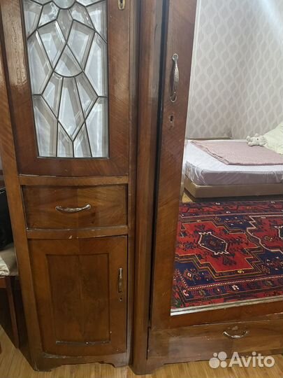 Старинный шкаф буфет