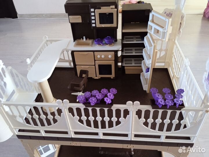 Кукольный домик с мебелью
