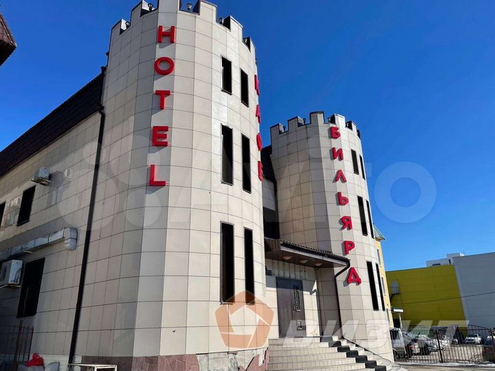 Офис с окном и парковкой