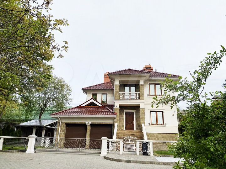 Дом 349,2 м² на участке 6,6 сот.