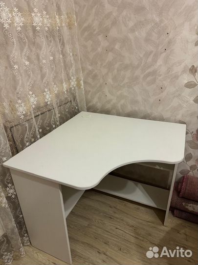 Угловой письменный стол