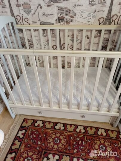 Детская кроватка с маятником и ящиком