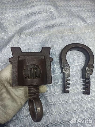 Навесной замок старинный