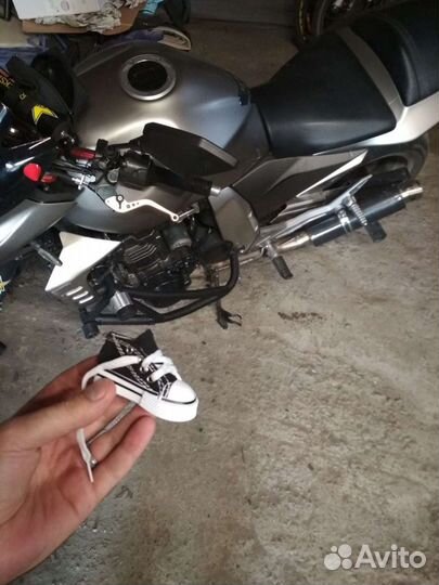 Брелок в виде кеда на боковую подножку байка