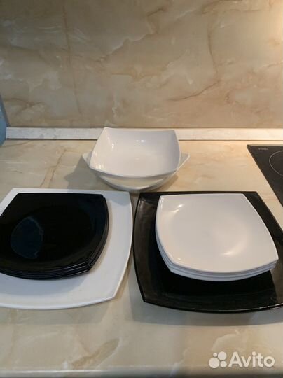 Тарелки квадратные белые и чёрные и салатник