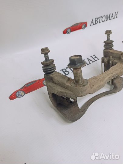 Скоба суппорта переднего Nissan Qashqai (J10)