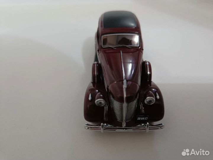Модель автомобиля 1:43