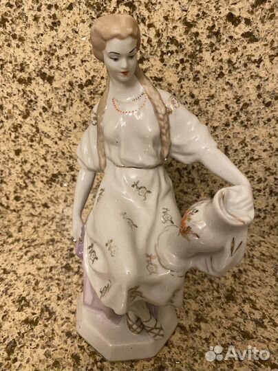 Фарфоровые статуэтка