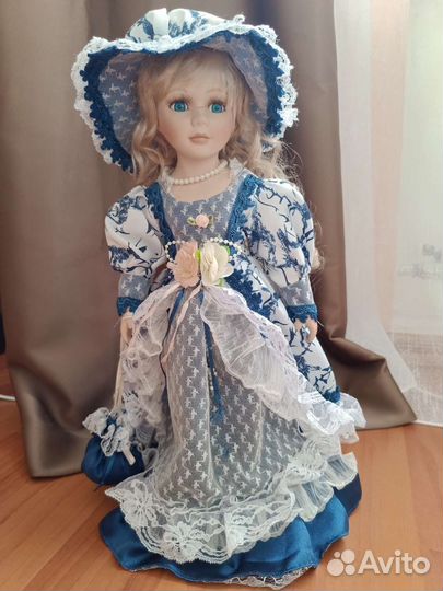 Кукла фарфоровая