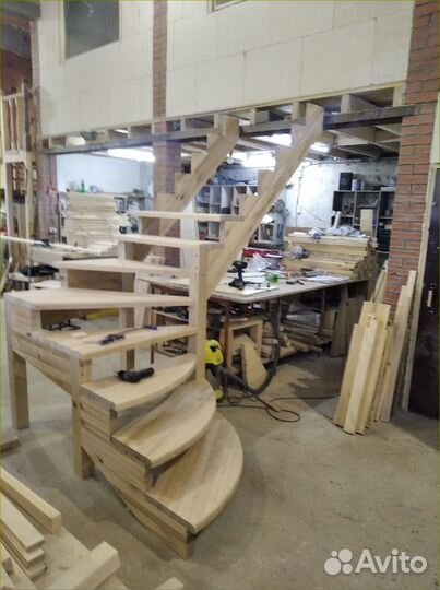 Деревянная лестница на второй этаж