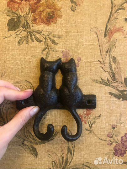 Чугунный крючок кошки