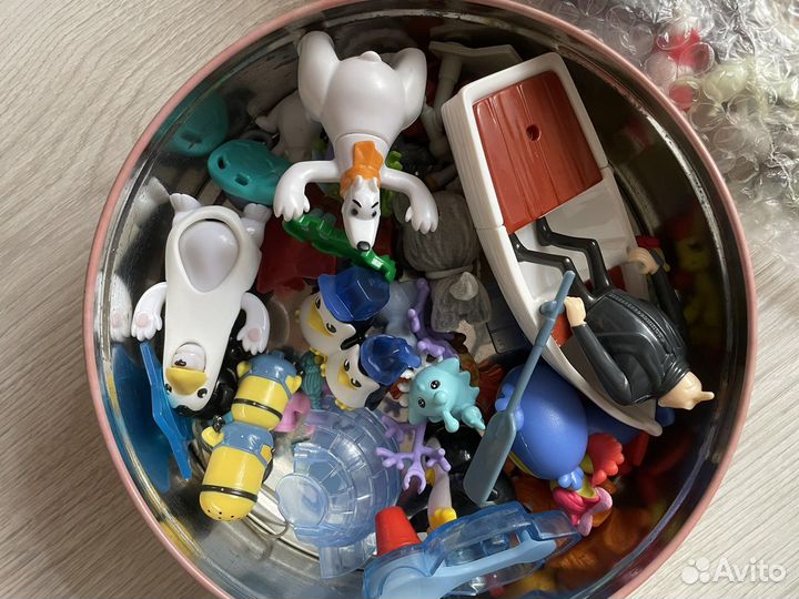 Большое количество мелких игрушек