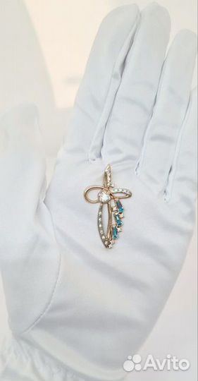 Золотая подвеска с камнем