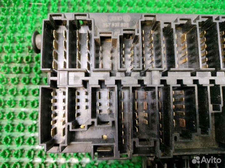 Блок предохранителей Volkswagen Passat B3 AAA 1993